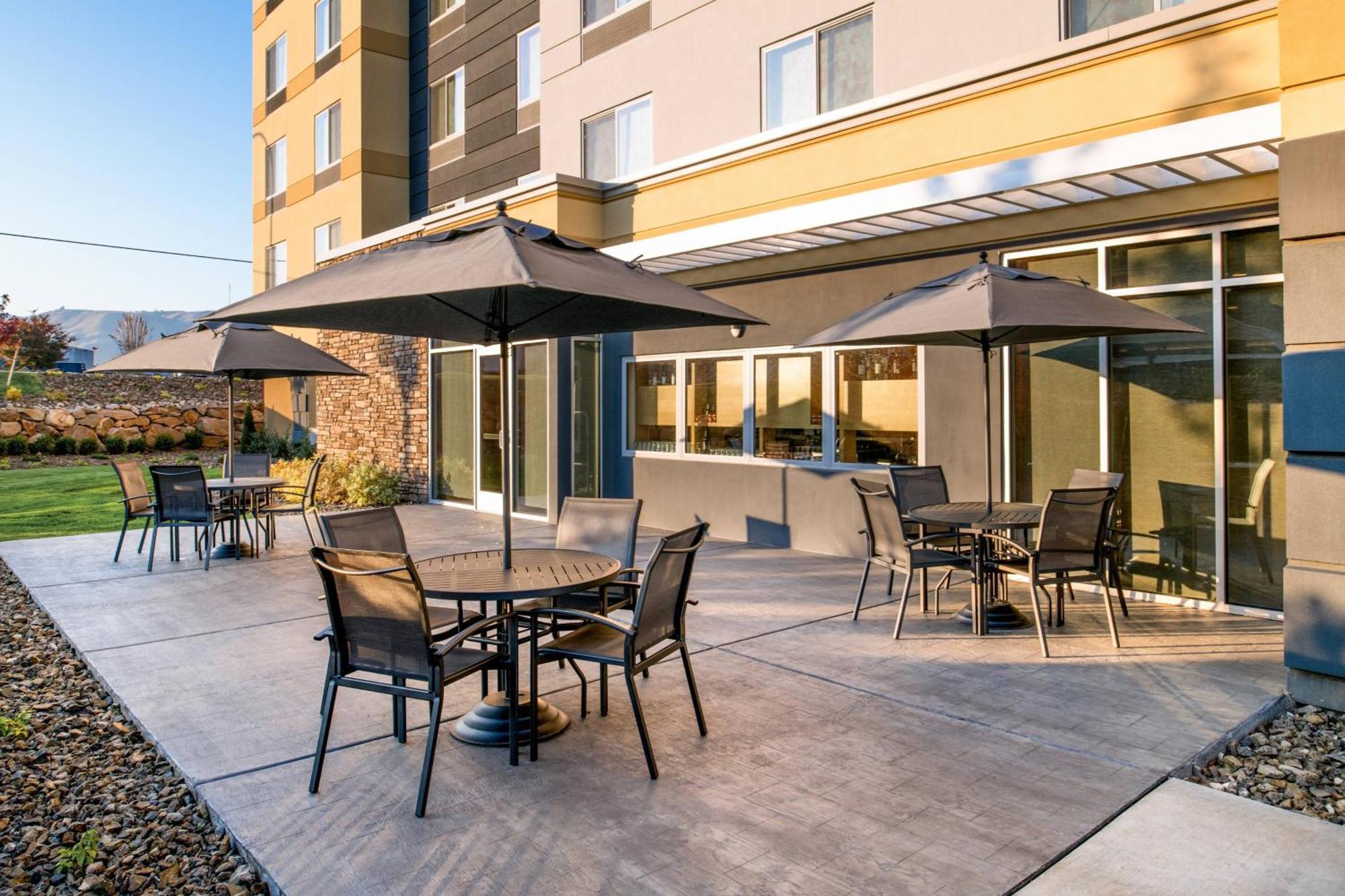 Fairfield Inn & Suites By Marriott Уеначи Екстериор снимка
